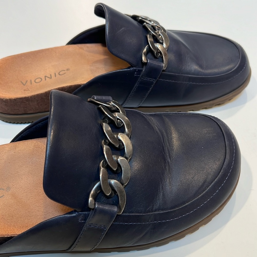Vionic Georgie mule in navy.